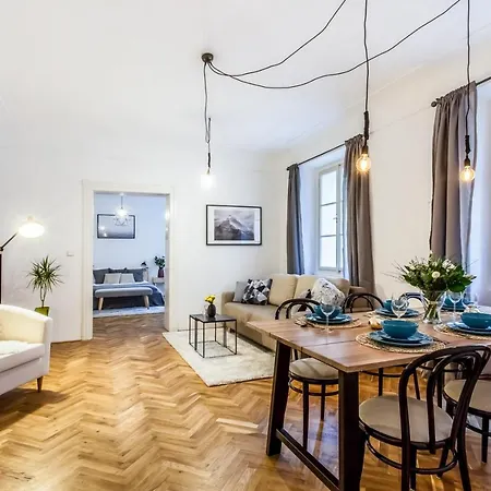 Old Town 2 Bdr Apartment, Free Coffee Apartment